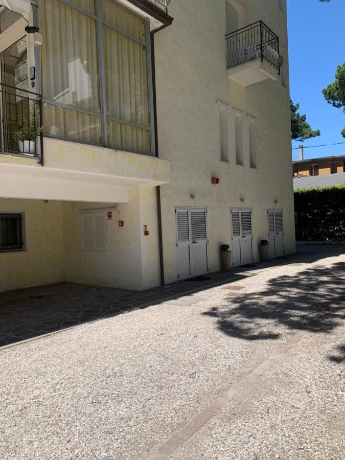 Hotel Augustus ميلانو ماريتيما المظهر الخارجي الصورة