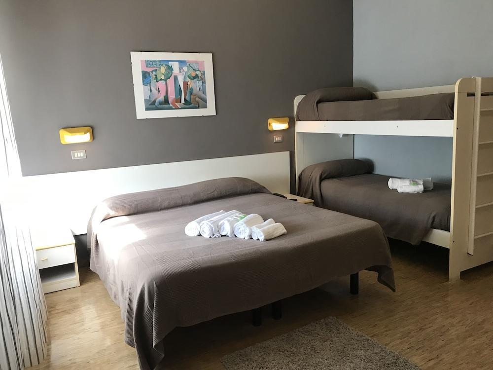 Hotel Augustus ميلانو ماريتيما المظهر الخارجي الصورة