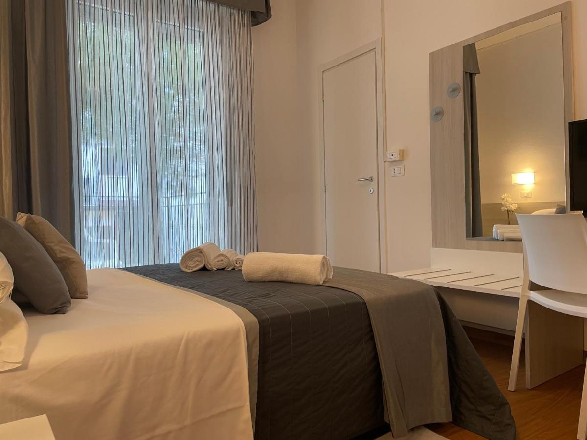 Hotel Augustus ميلانو ماريتيما المظهر الخارجي الصورة