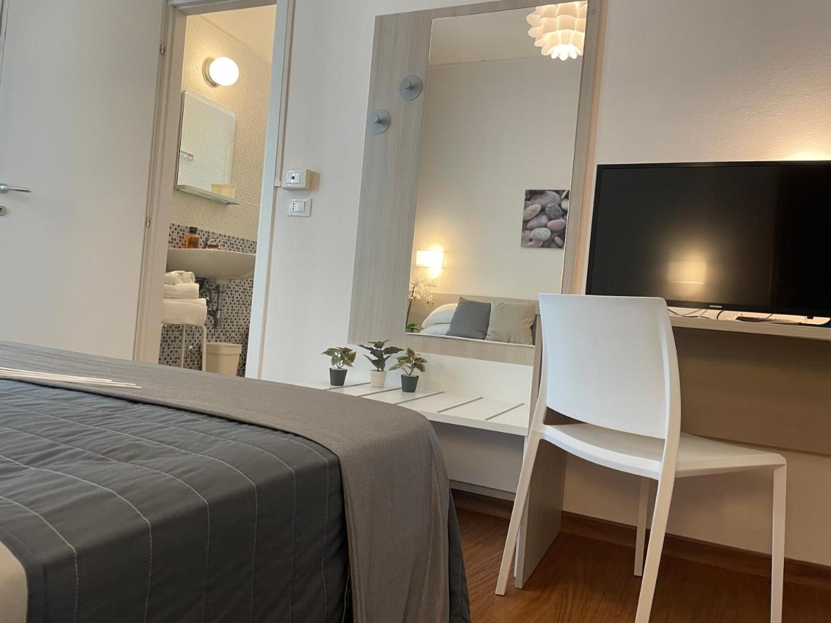 Hotel Augustus ميلانو ماريتيما المظهر الخارجي الصورة
