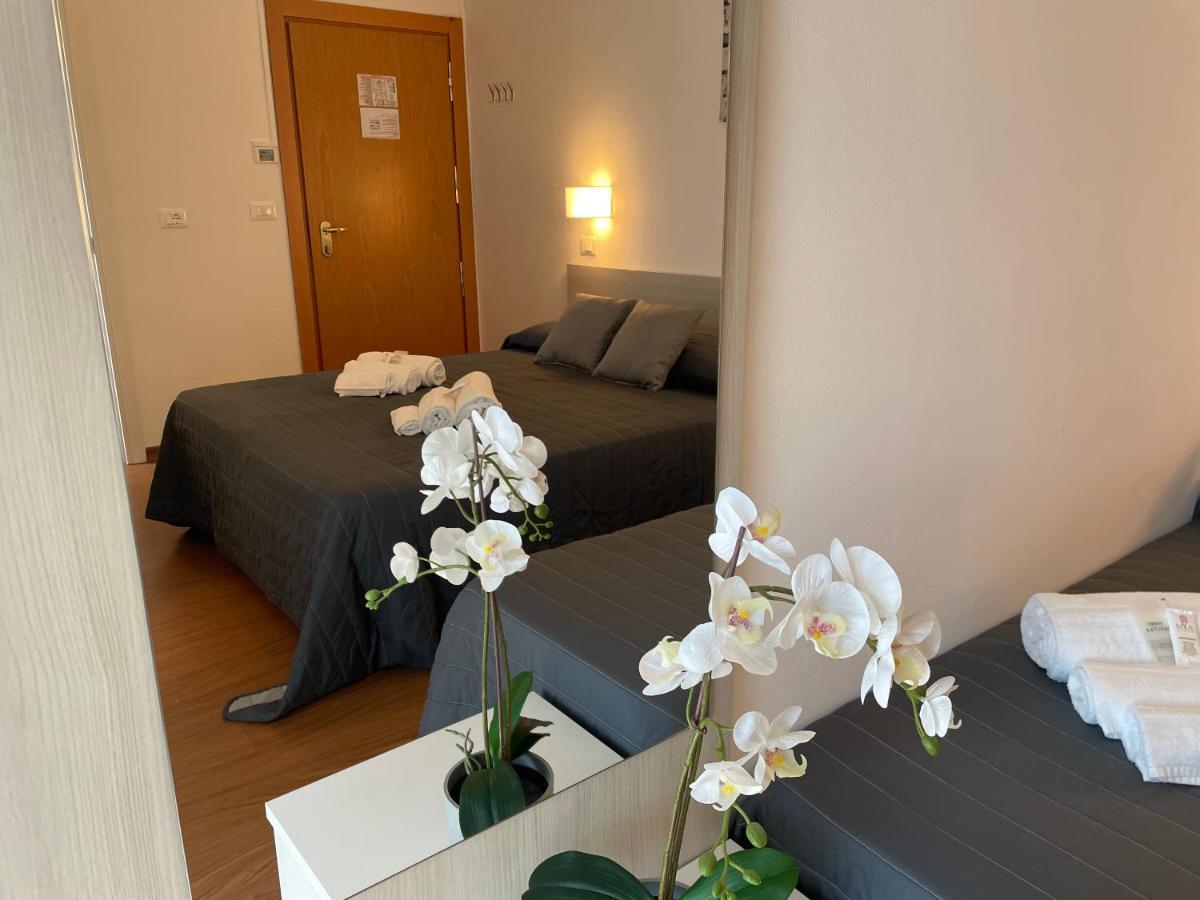 Hotel Augustus ميلانو ماريتيما المظهر الخارجي الصورة