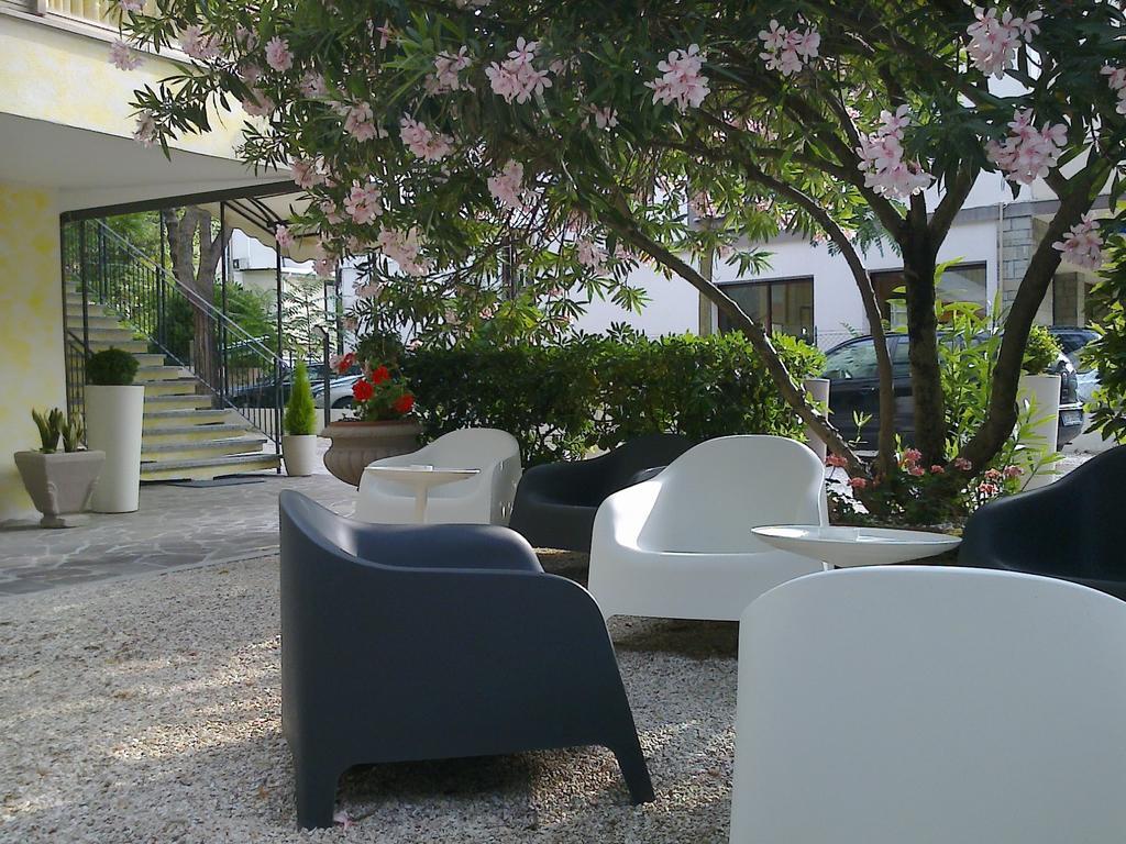 Hotel Augustus ميلانو ماريتيما المظهر الخارجي الصورة