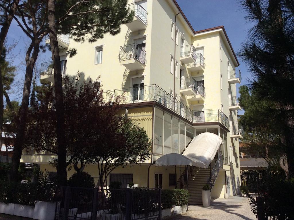 Hotel Augustus ميلانو ماريتيما المظهر الخارجي الصورة
