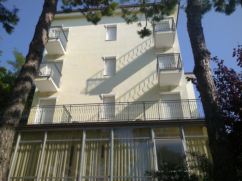 Hotel Augustus ميلانو ماريتيما المظهر الخارجي الصورة