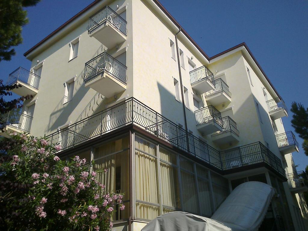 Hotel Augustus ميلانو ماريتيما المظهر الخارجي الصورة