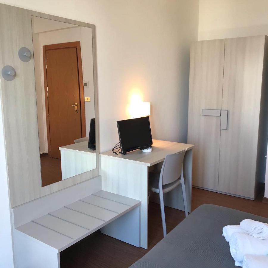 Hotel Augustus ميلانو ماريتيما المظهر الخارجي الصورة